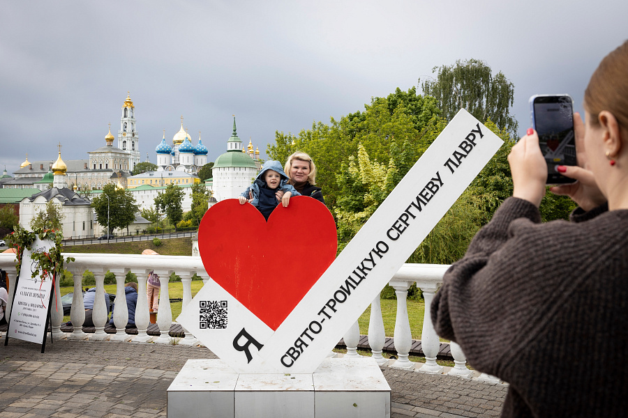 Епископ Сергиево-Посадский и Дмитровский Кирилл поздравил жителей и гостей Сергиева Посада с праздником Святой Троицы
